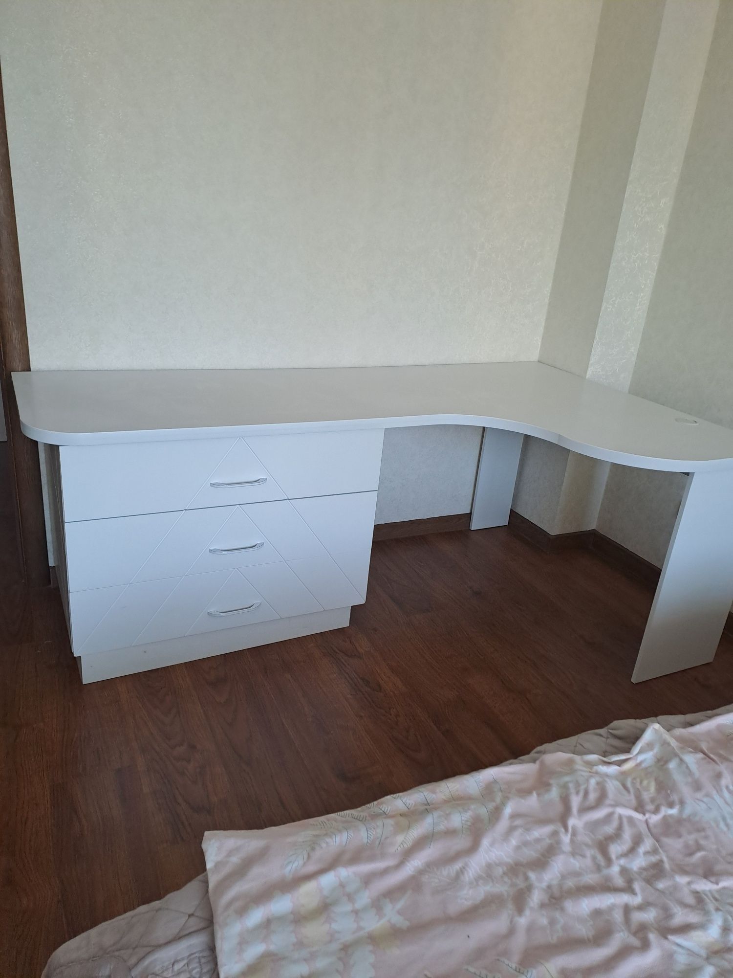 Косметический стол.