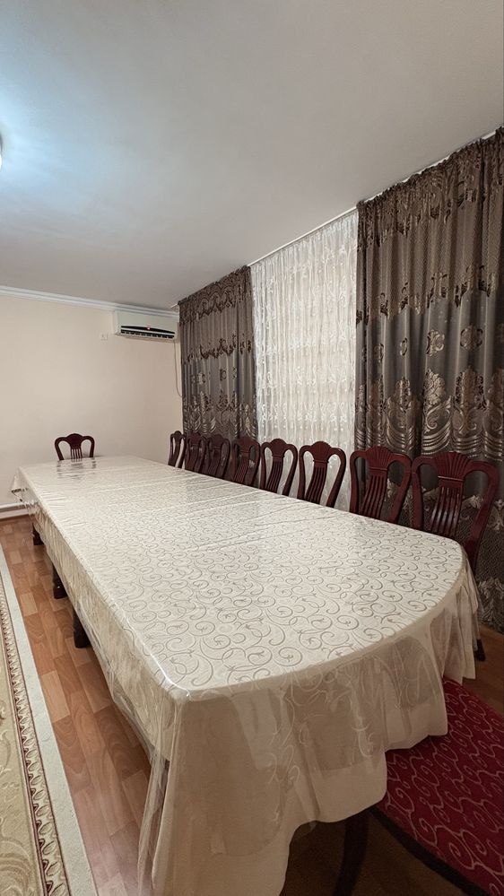 Продается гостинный стол со стюлями. Стол 4метра. Скатерт 5 м в компле