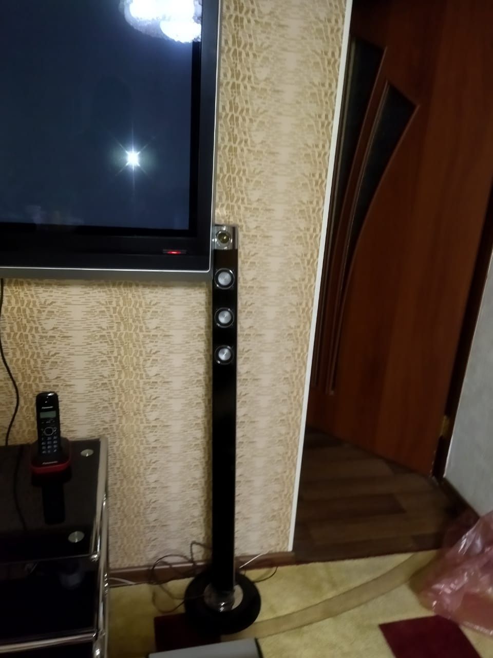 продам  телевизор и колонки  фирма всего Hitachi
