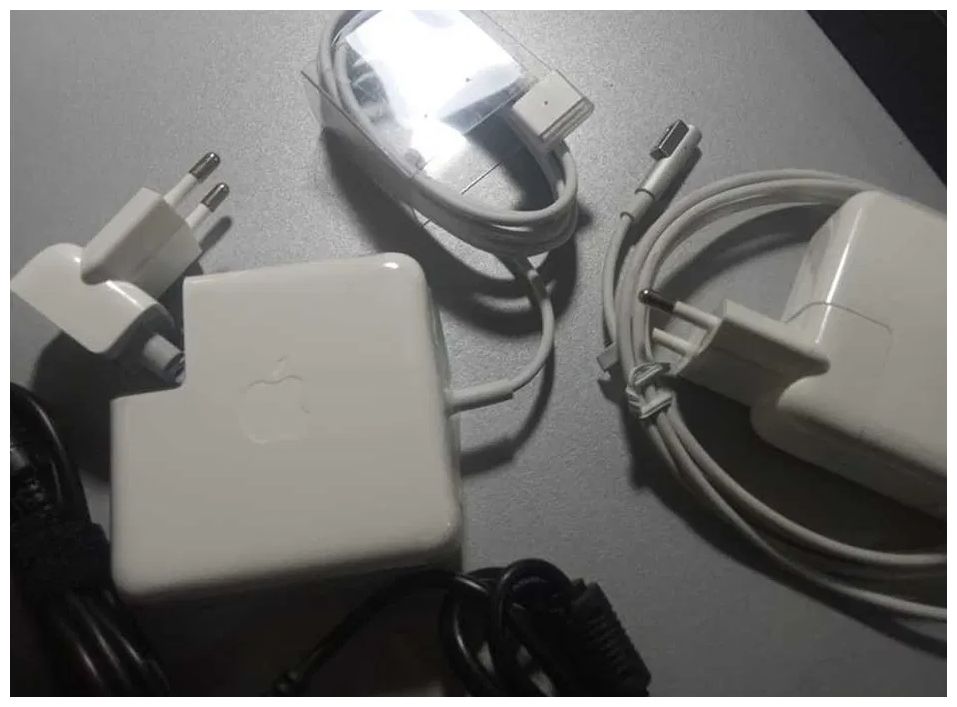 на MacBook 85W - зарядка, блок питания.