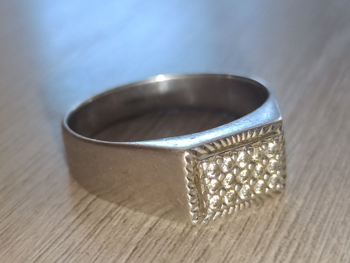 Продам Серебряное кольцо KARI 925 пробы с фианитом, размер 21, б/у