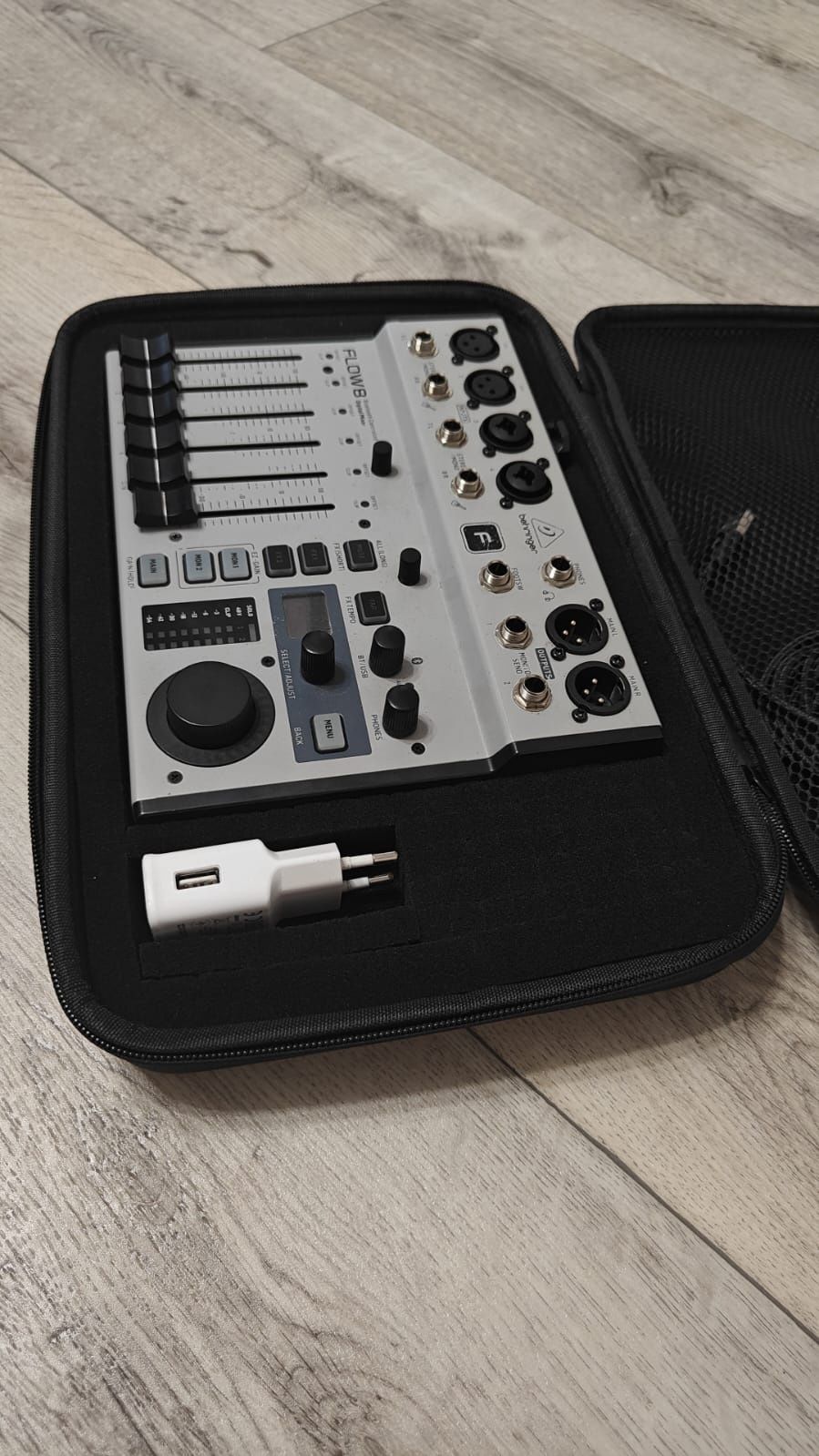 Микшерный пульт behringer flow 8