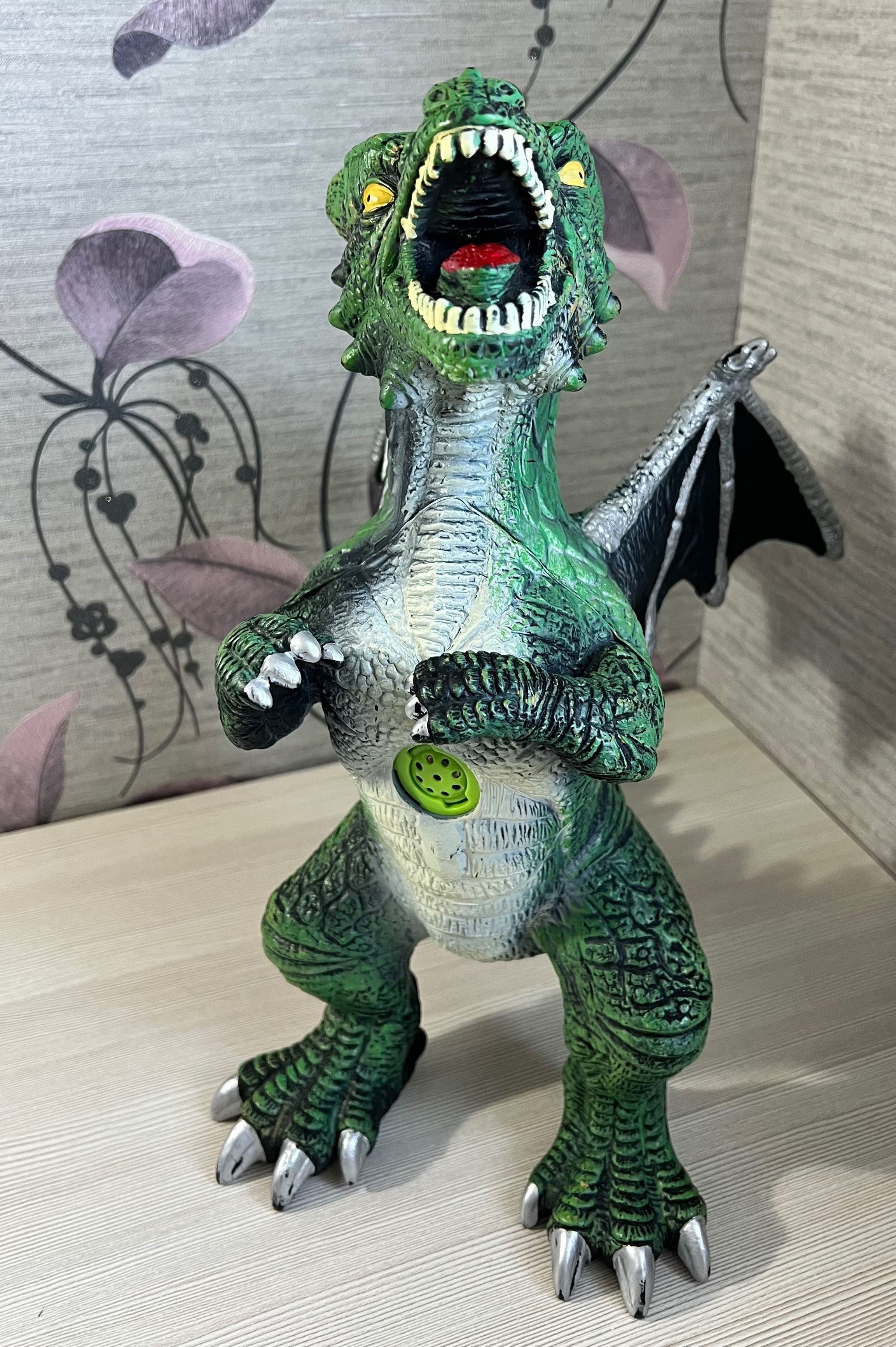 Красивая игрушка Динозавр