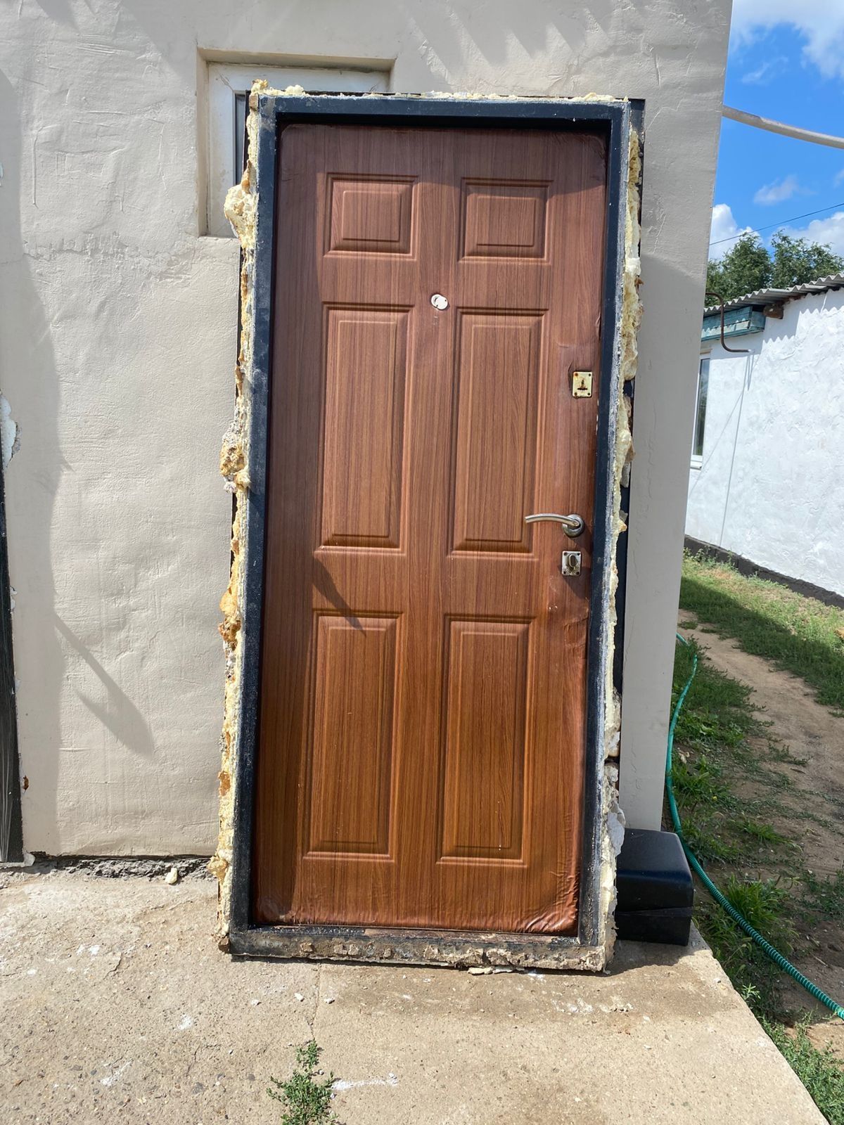 Продам входную железную дверь