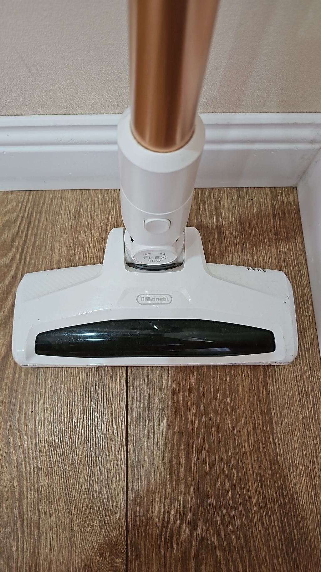 Пылесос вертикальный Delonghi