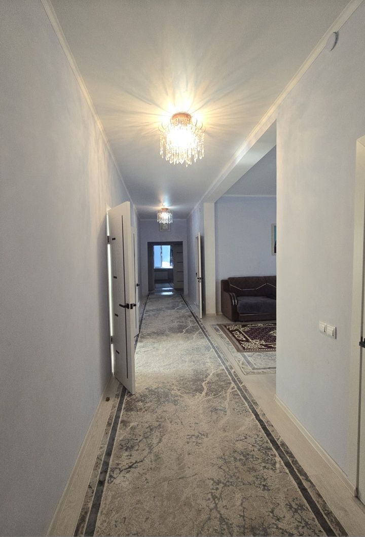 7 бөлмелі үлкен,жарық,кең үй сатылады.