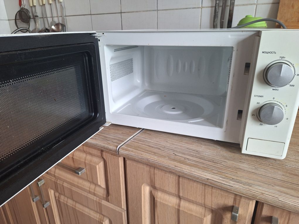 Продам микроволновку на за части или можно отремонтировать.