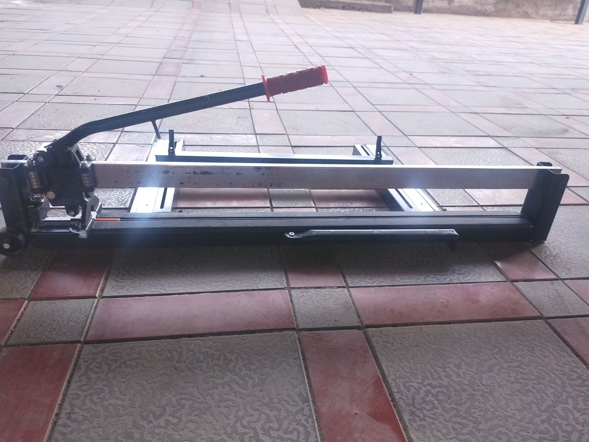 Продам плиткарезку (для резки кафеля). В отличном состоянии.