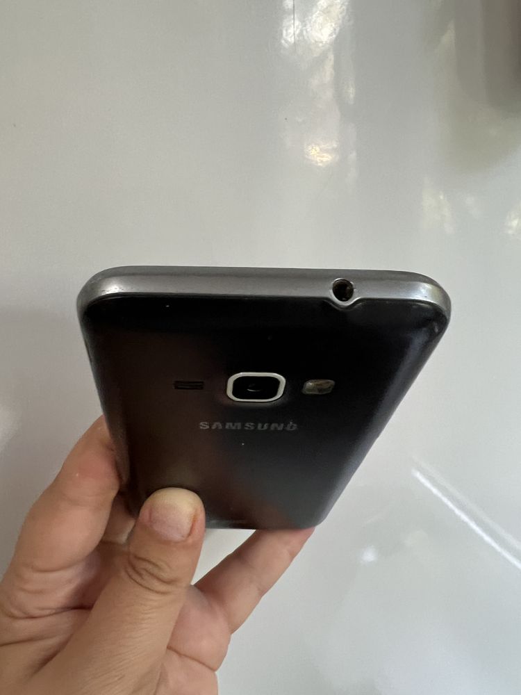 Samsung Galaxy J1 (2016) телефон