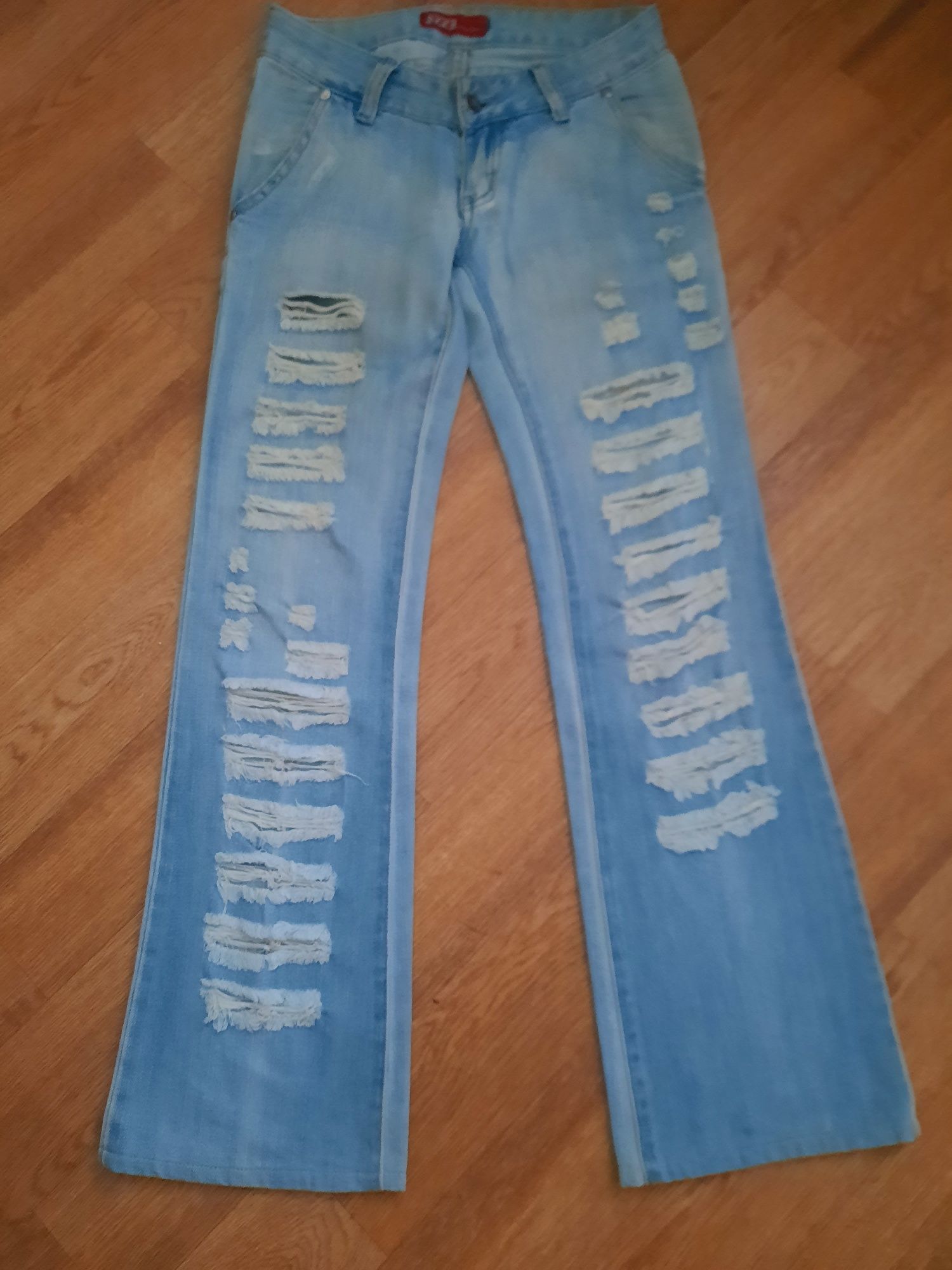 Джинсы женские рваные