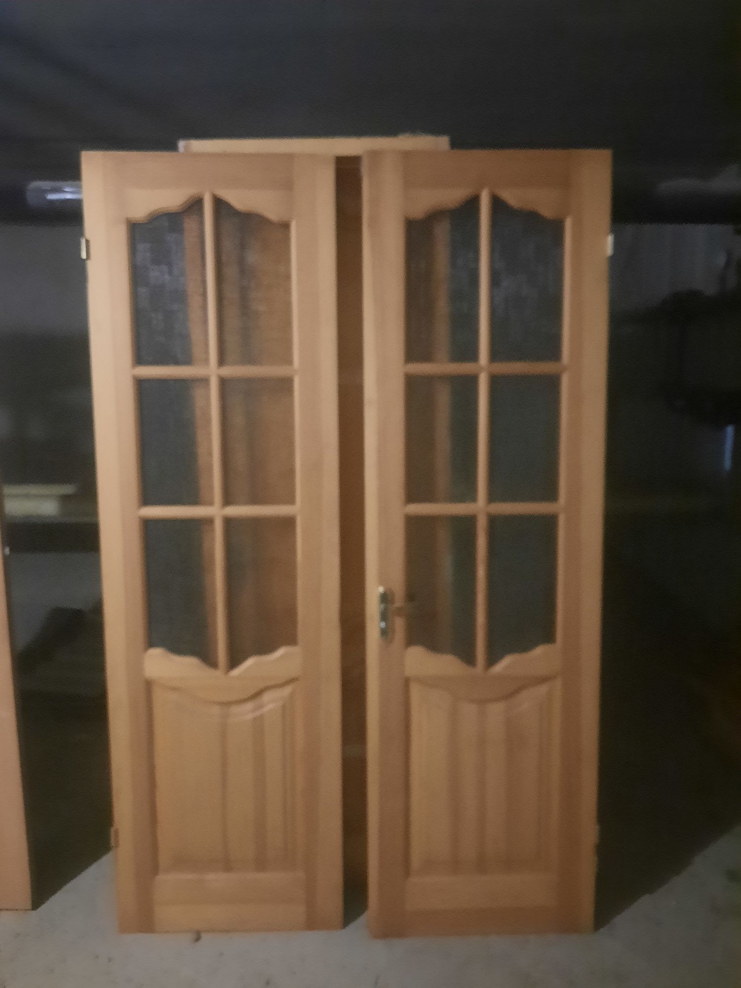 Продам деревяные  двери межкомнатные