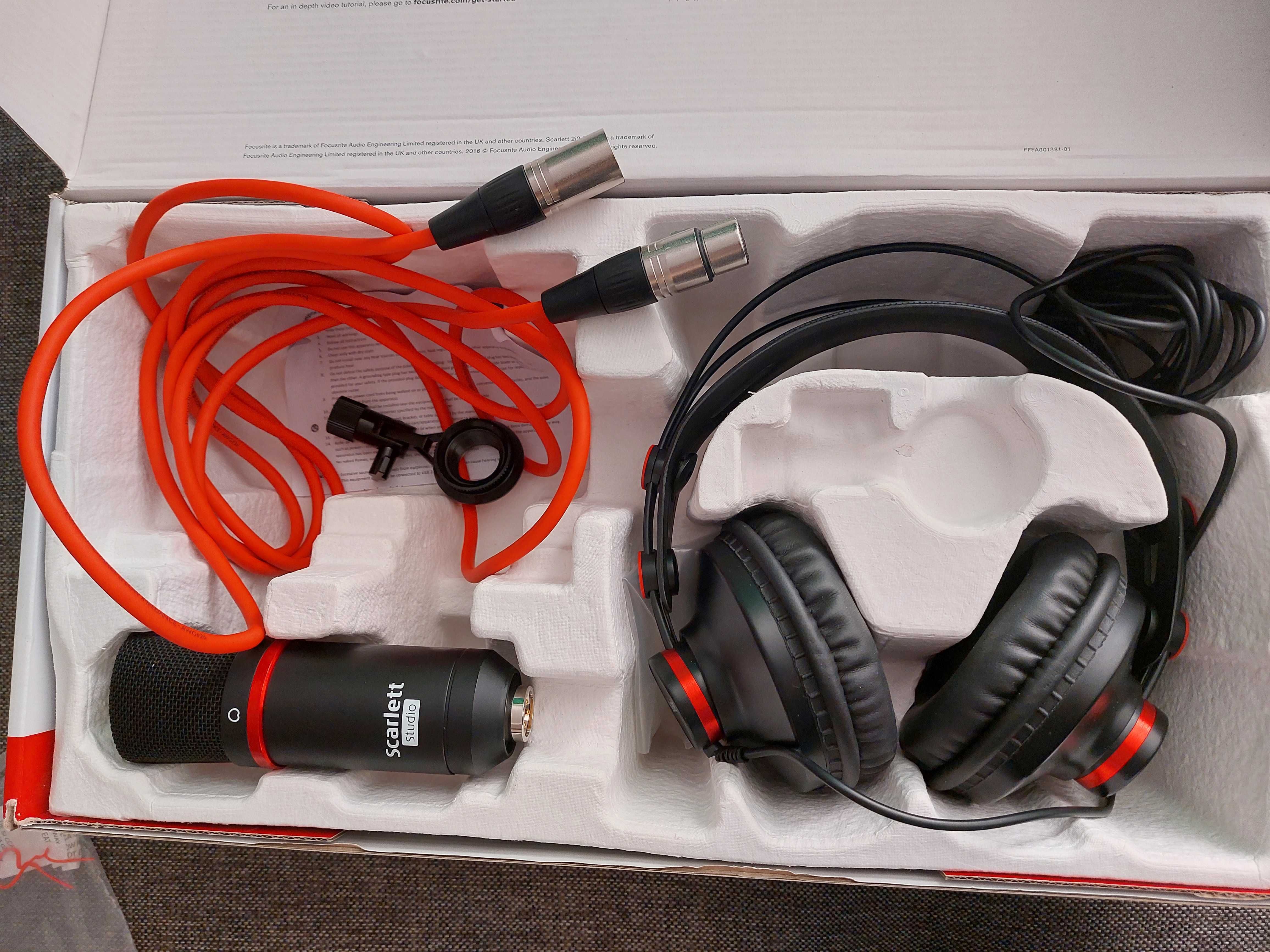 Микрофон и наушники из комплекта FOCUSRITE SCARLETT STUDIO 2ND GEN