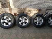 Продам шины с дисками на Land cruiser