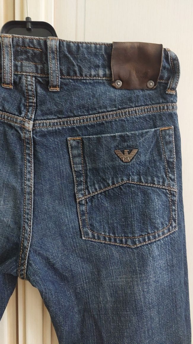 Джинсы от Armani Junior.