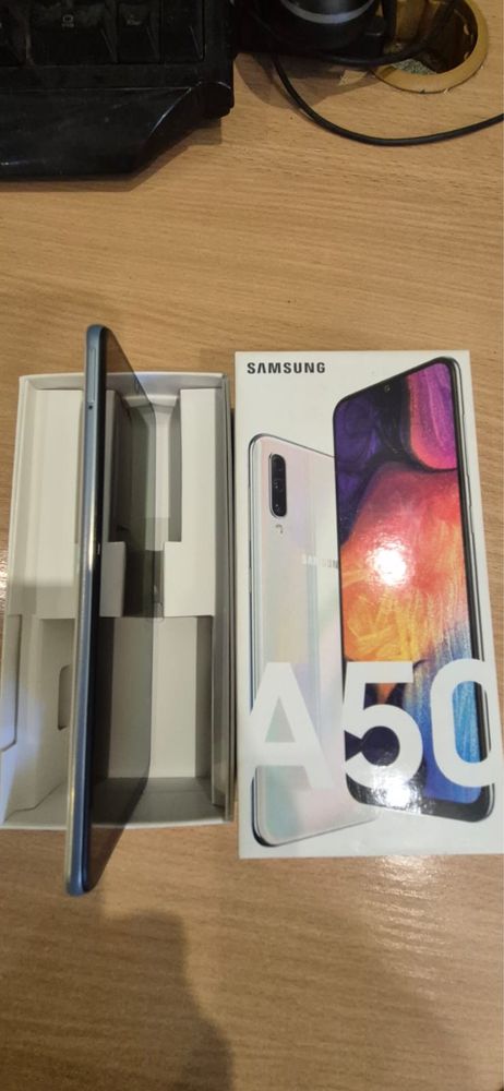 Продам телефон Samsung a50