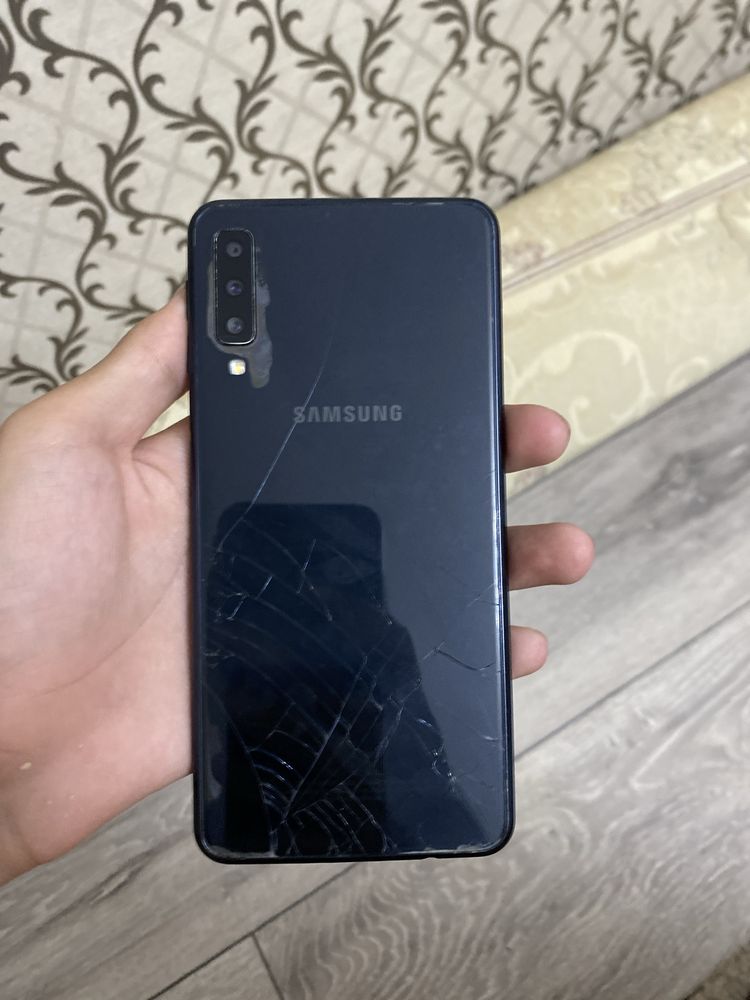 Samsung A7 2018 в неплохом состояний