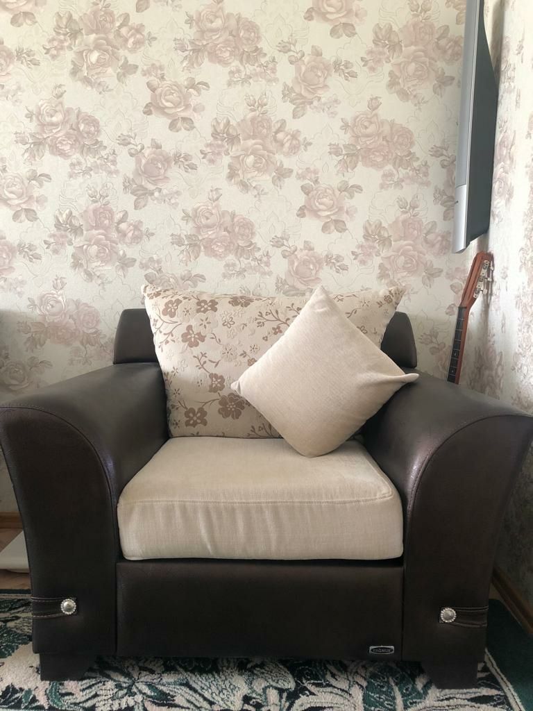 Продаётся диван с двумя креслами