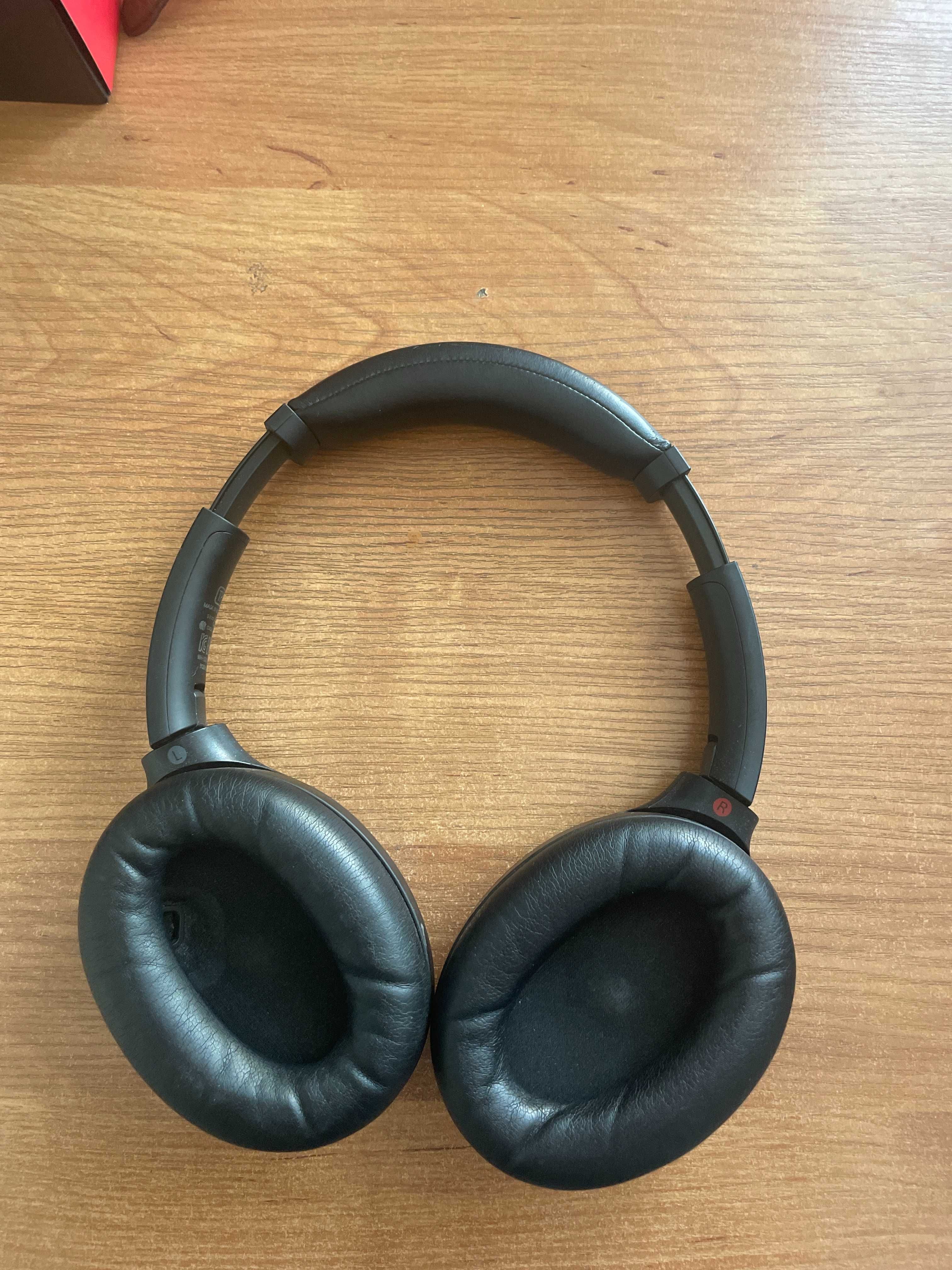 Наушники Sony WH-1000XM4 (черные) с активным шумоподавлением.