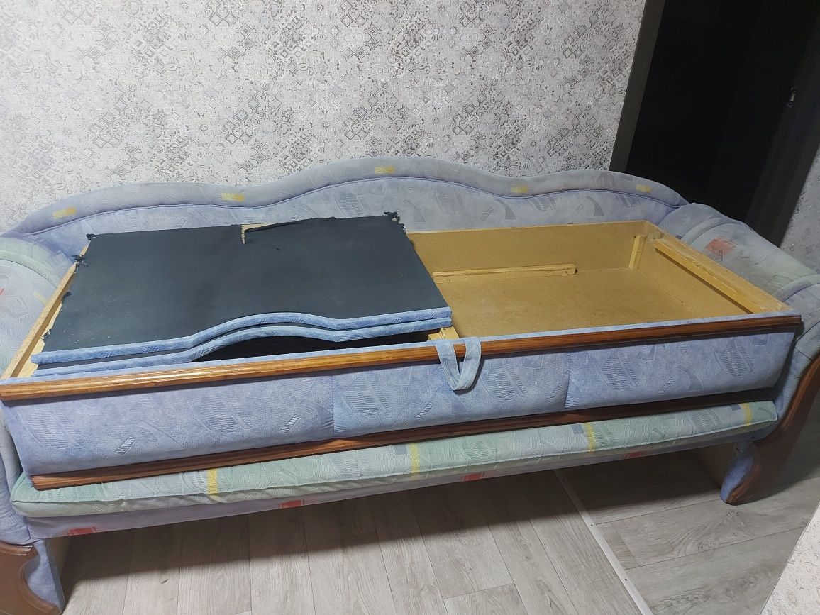 Продаётся бесплатно диван