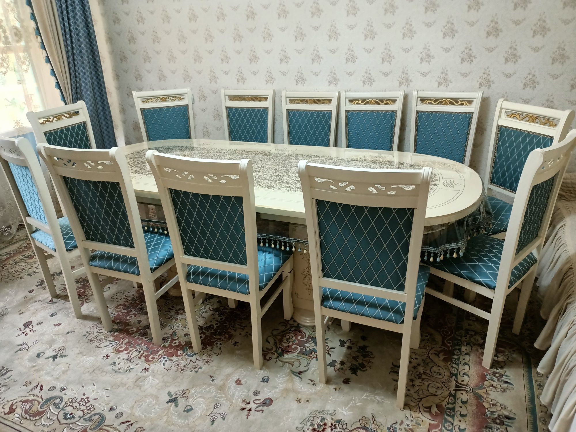 Продам гостивой стол стулья 12 штук