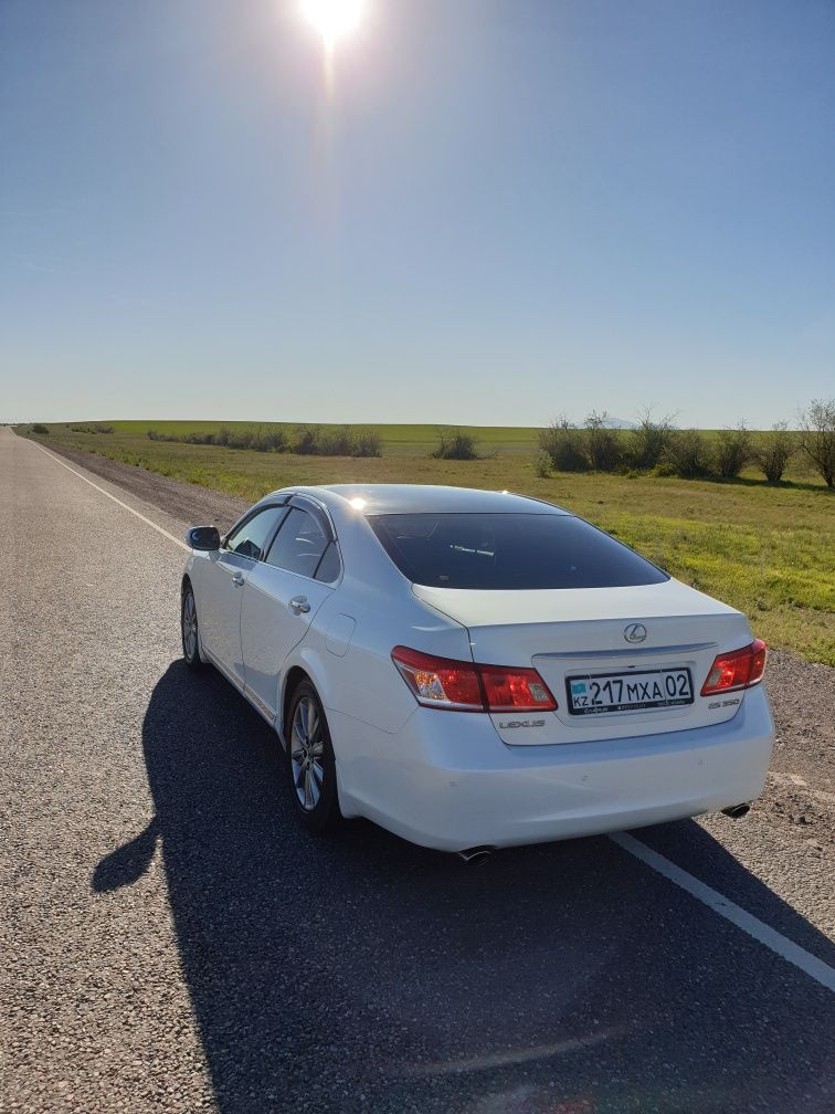 Продается Lexus ES 350 год выпуска 2011  с панорамной крышей