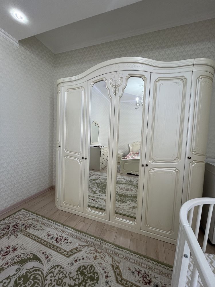 Продам спальную гарнитуру все в комплекте набор