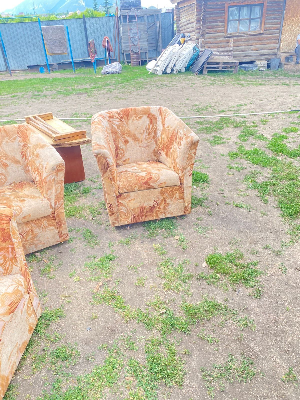 Продам угловой диван с креслом