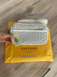продам белую барсетку Goyard