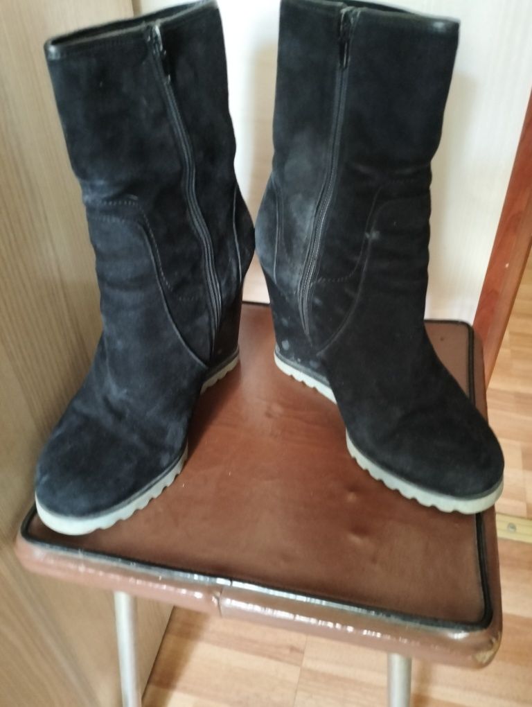 Продам женскую обувь .