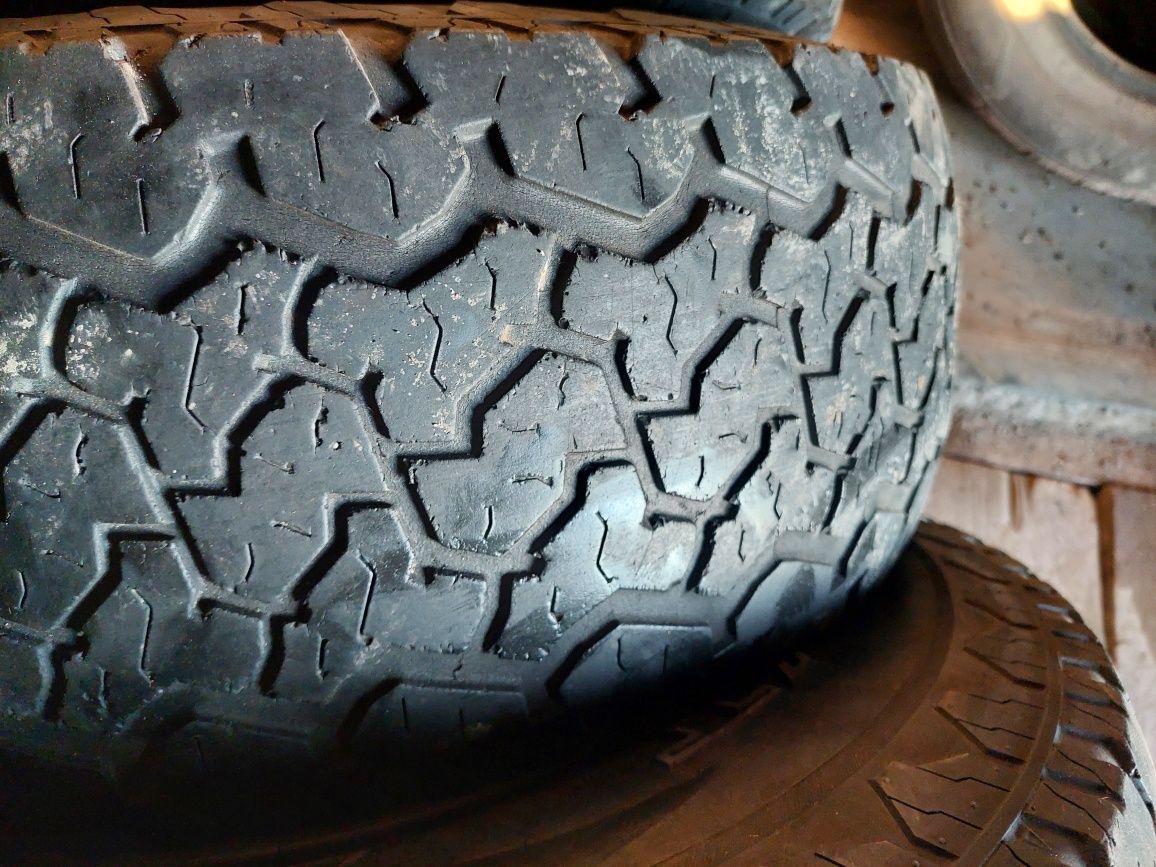 Продам  резину  31.10.5 R15