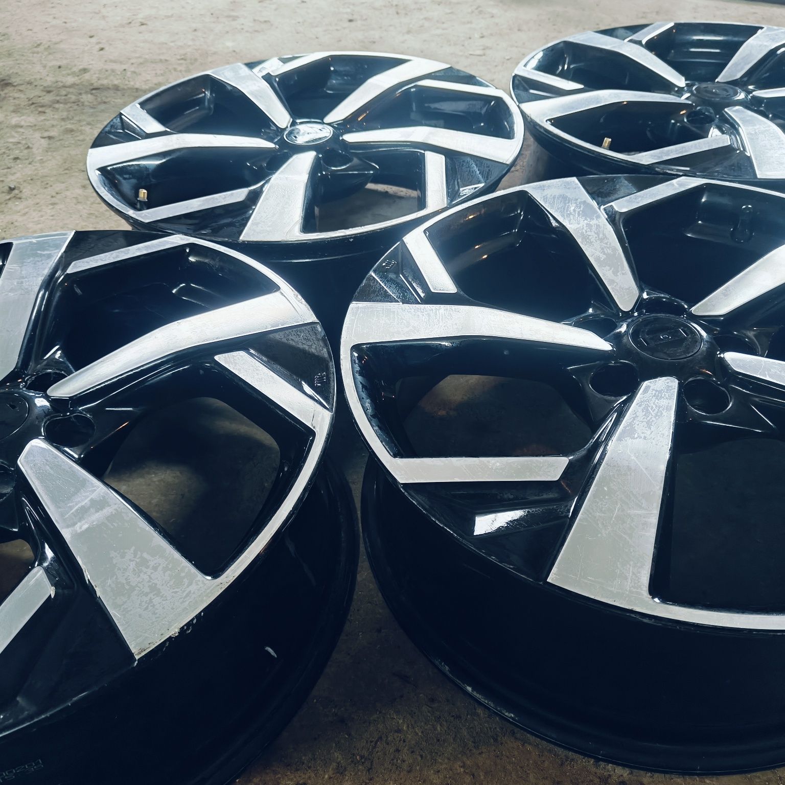 R19 PCD 5*114,3 Комплект легкосплавных дисков