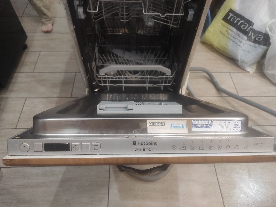 Встраиваемая посудомойка Hotpoint-Ariston LST 329