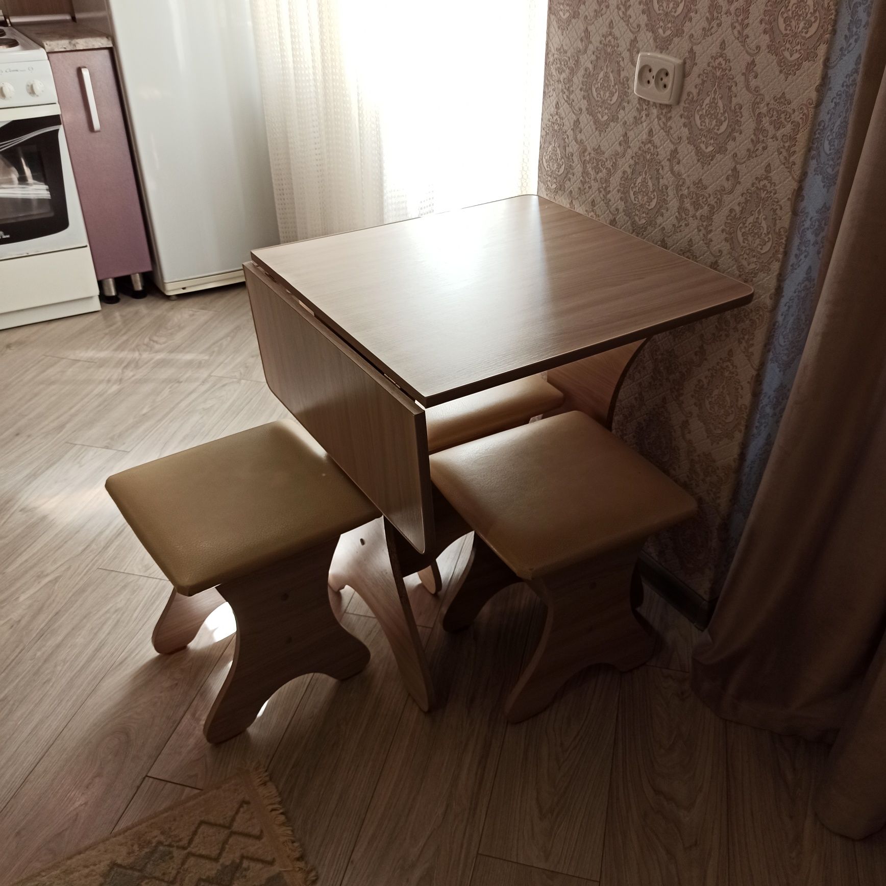 Продам кухонный стол и две табуретки