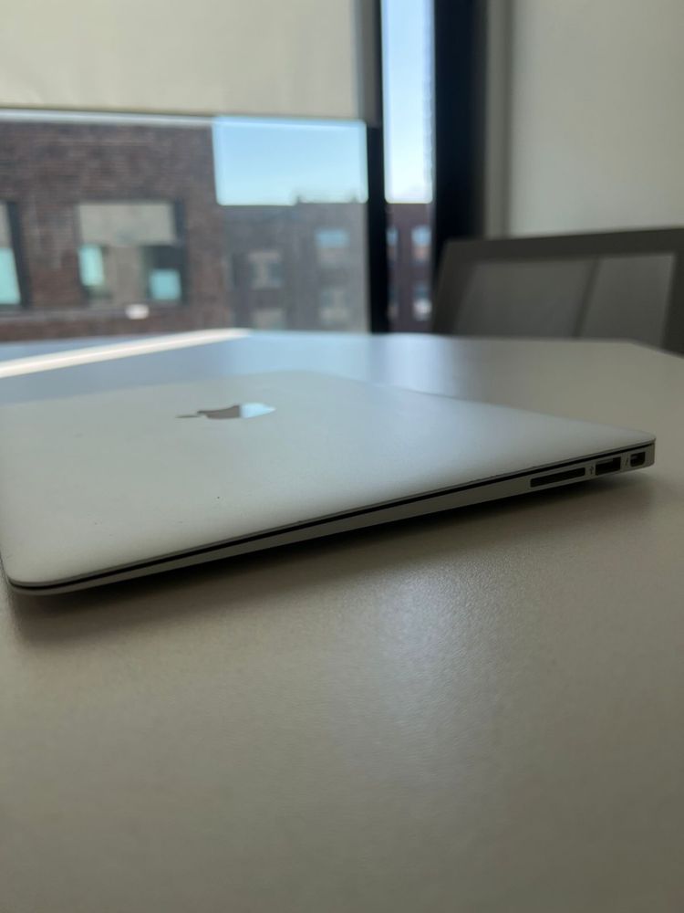 MacBook Air (13-inch, 2017)