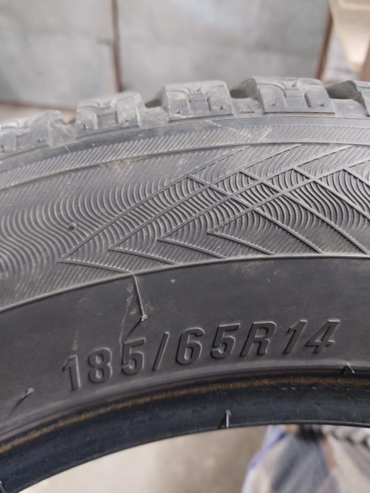 Продам зимнюю резину R14 недорого