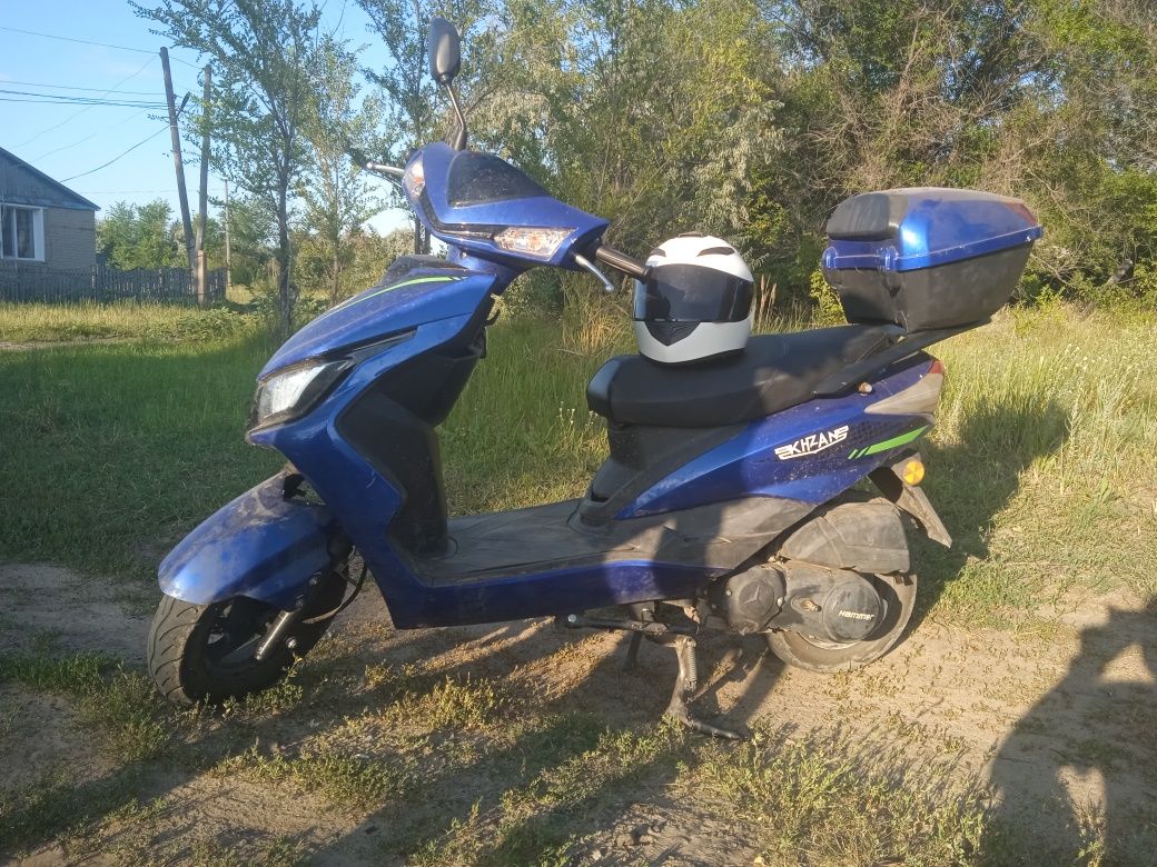 Скутер 125сс на полном ходу
