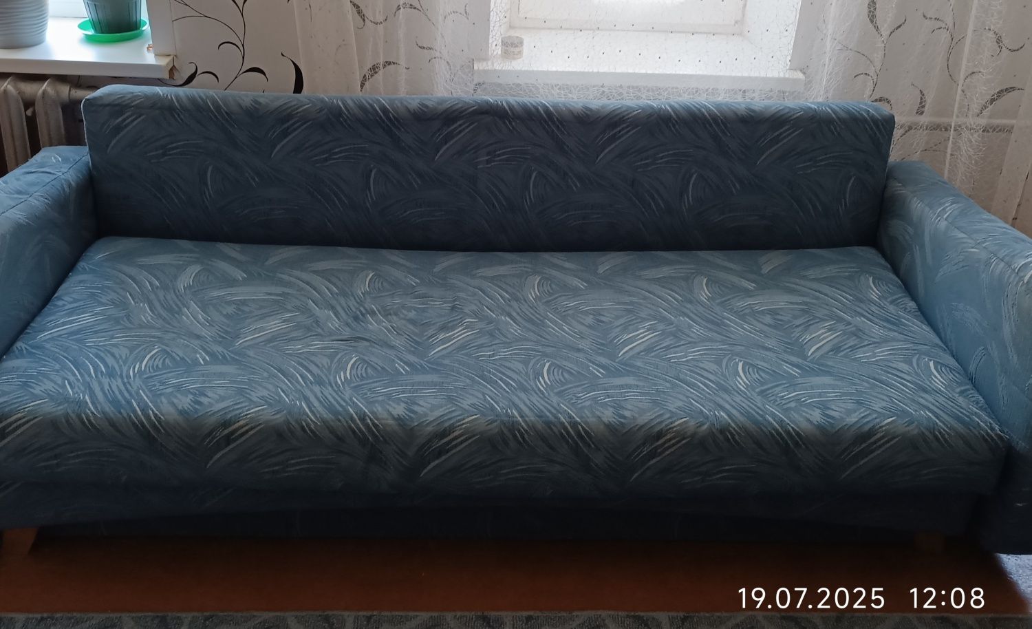 Продам   диван .