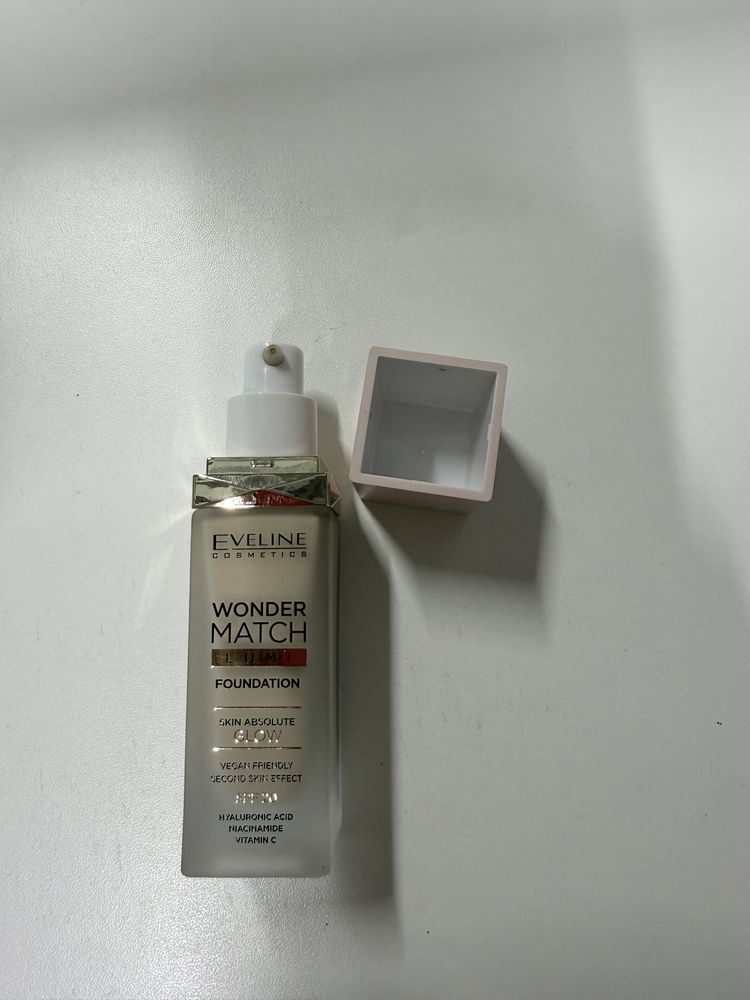 Тоналка Eveline,оттенок 10 Vanilla/warm,подойдет для светлой кожи