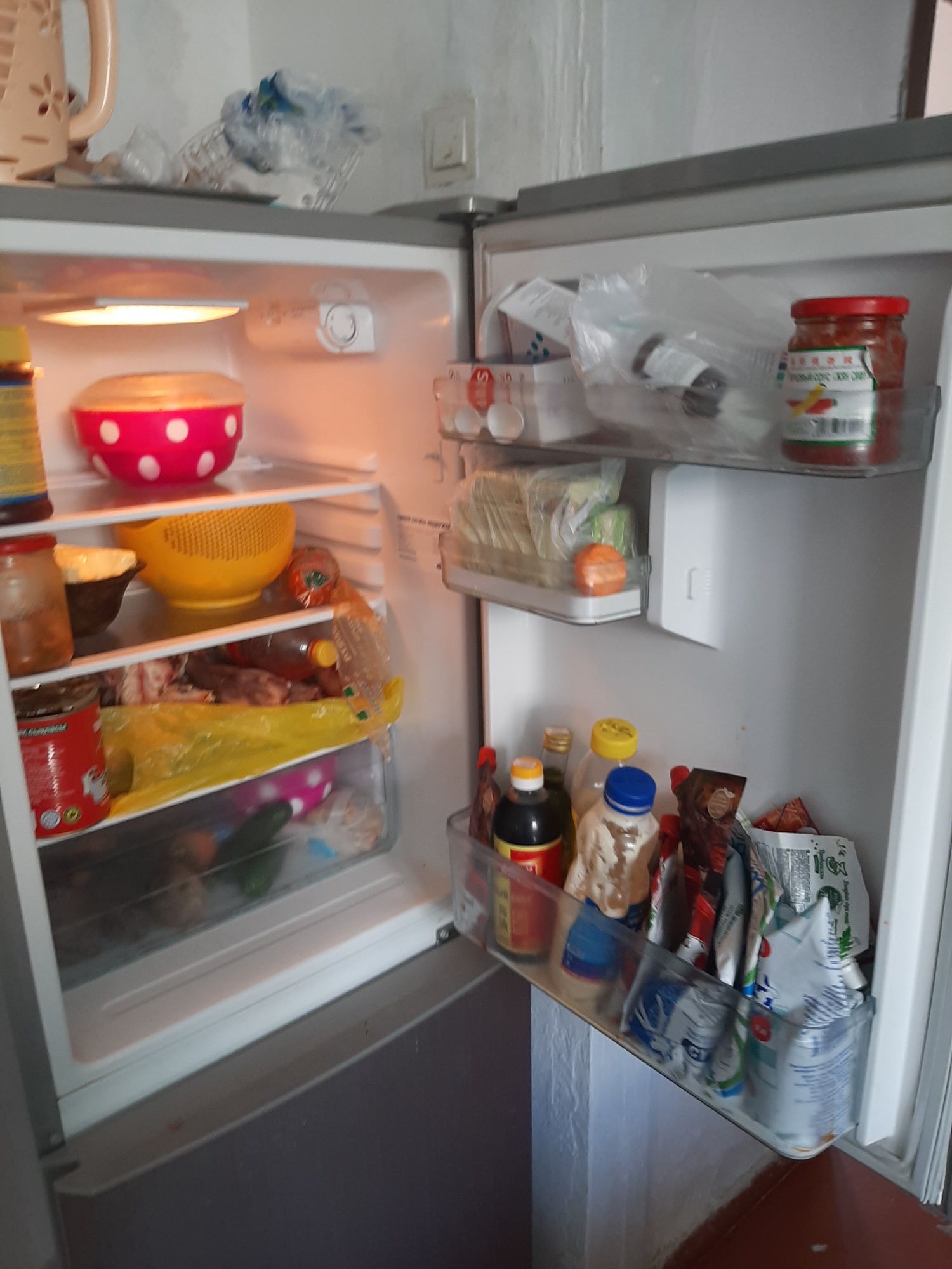 Срочно  продам холодильник   Самсунг  уступка   будет  100000