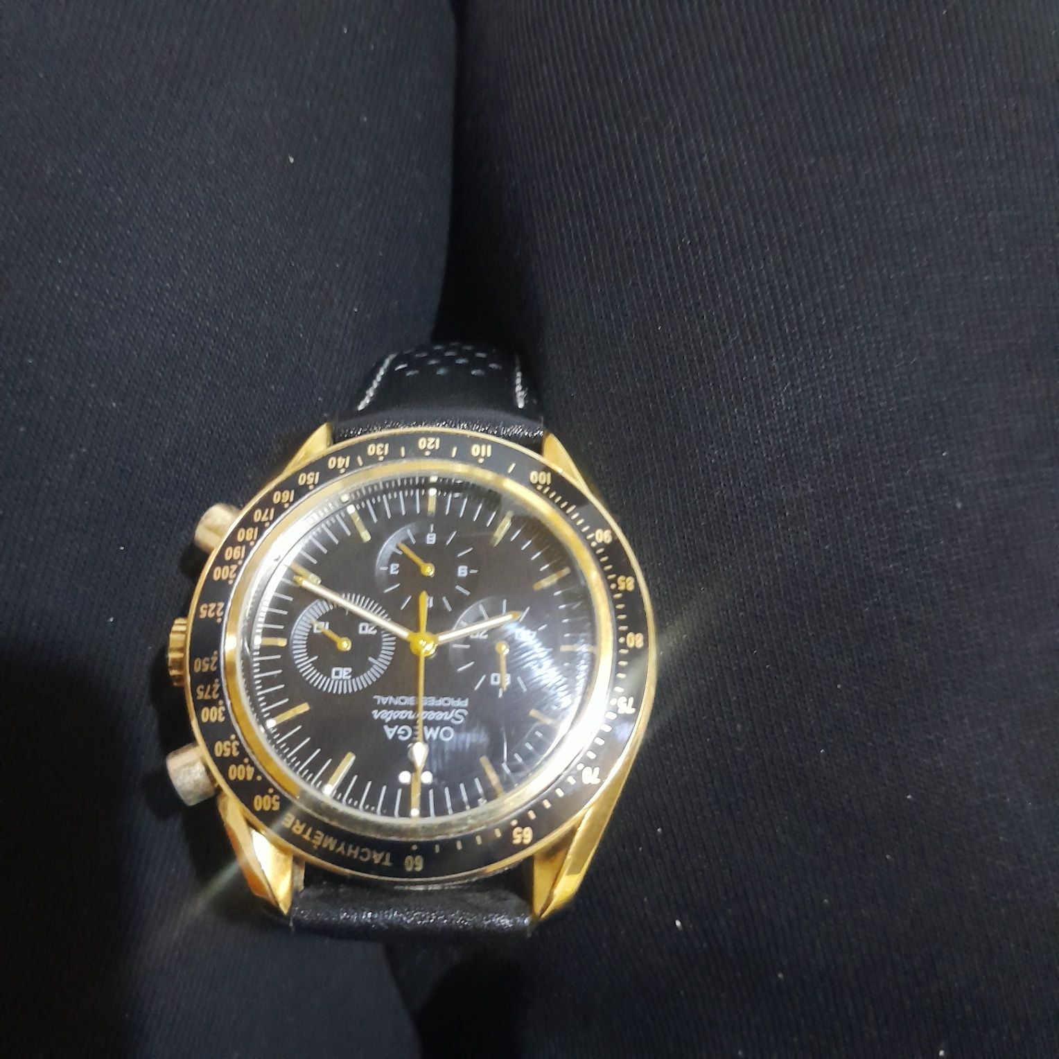 Часы OMEGA золотистого цвета