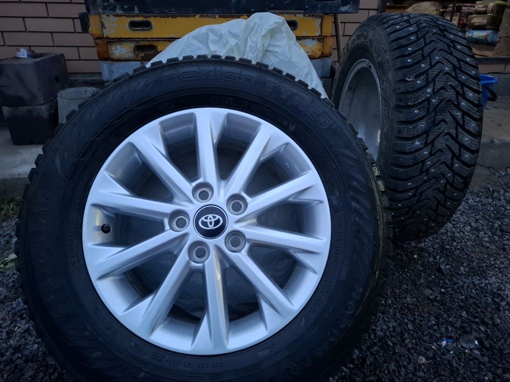 Продаю срочно резину с дисками! Ikon Tyres (Nokian) Nordman 8 SUV 215/