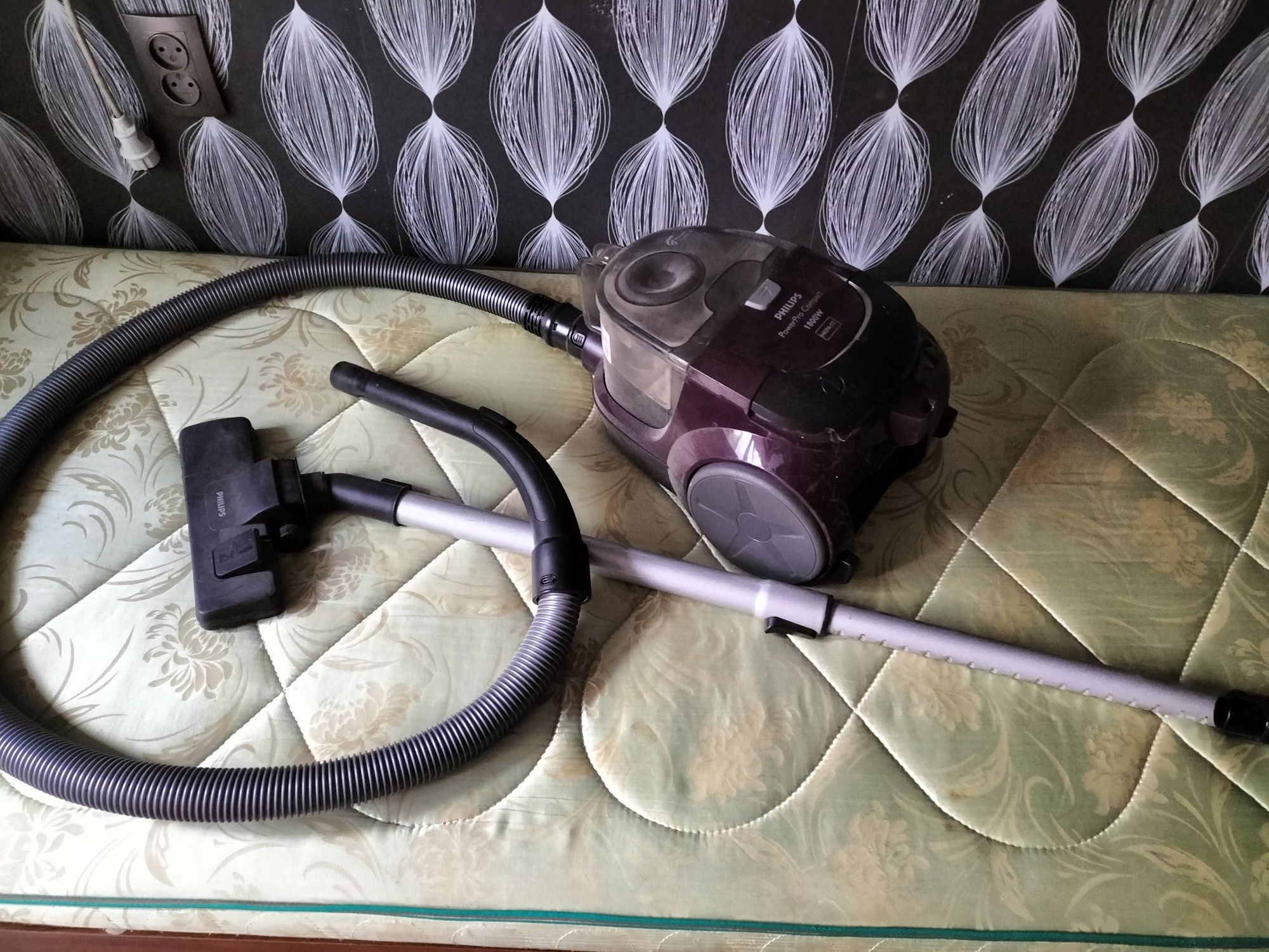 пылесос   Philips 1800w