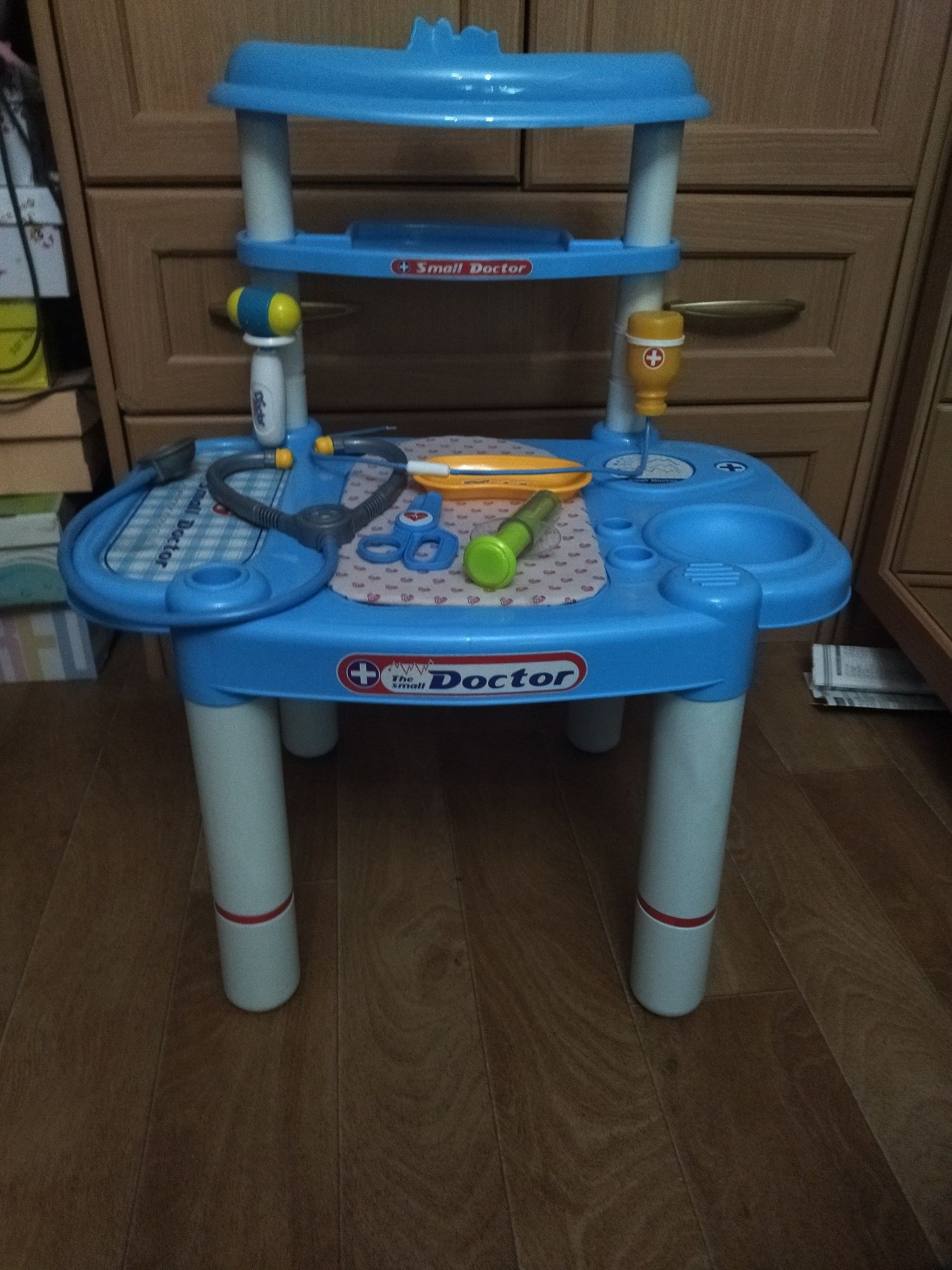 Игрушки , столик доктора , куклы с одежками