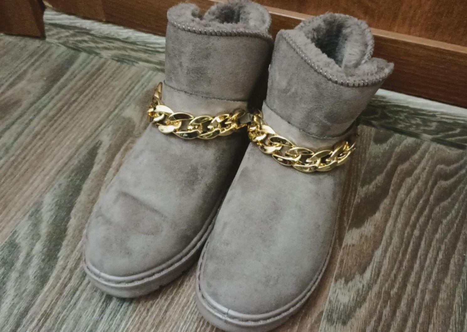 Угги с золотистой цепочкой.