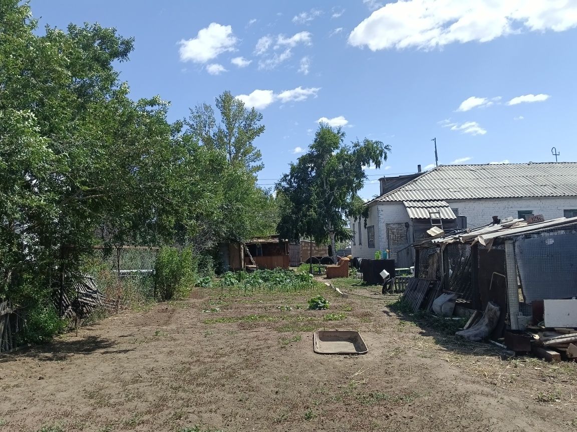 Продам дом с большим двором, угляркой, гаражом, верандой.