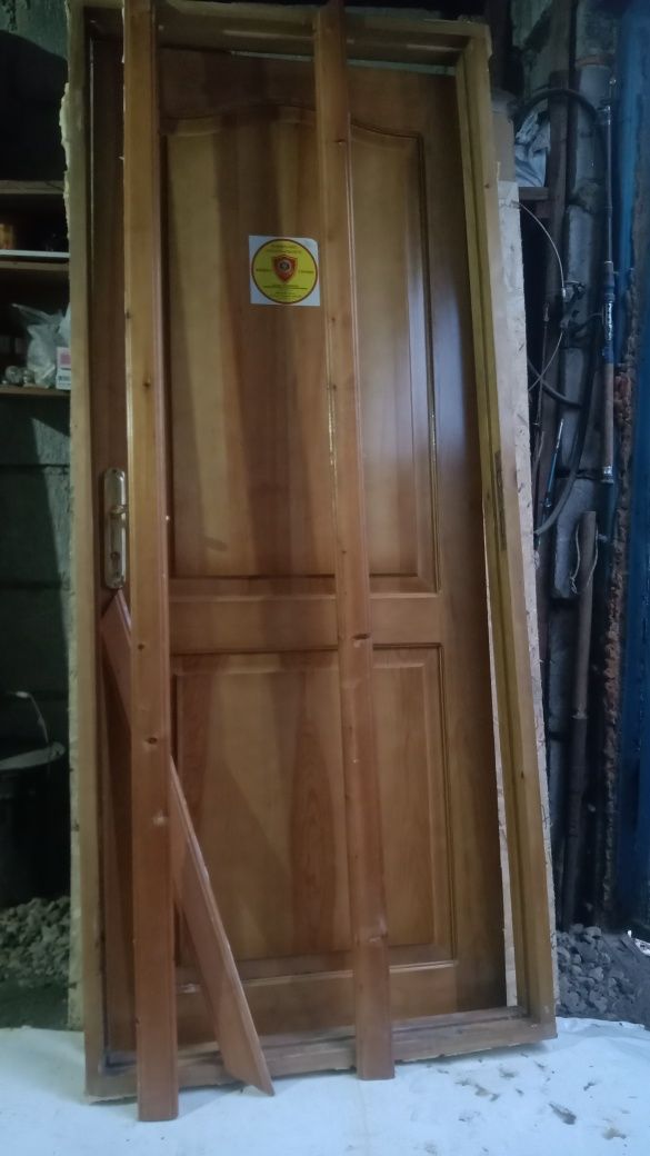 Дверь настоящая деревянная