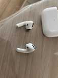 Продам правый наушник airpods pro б.у