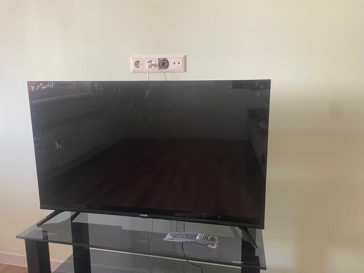 Продам Телевизор AVALON-модель43D7000 новый с полосами