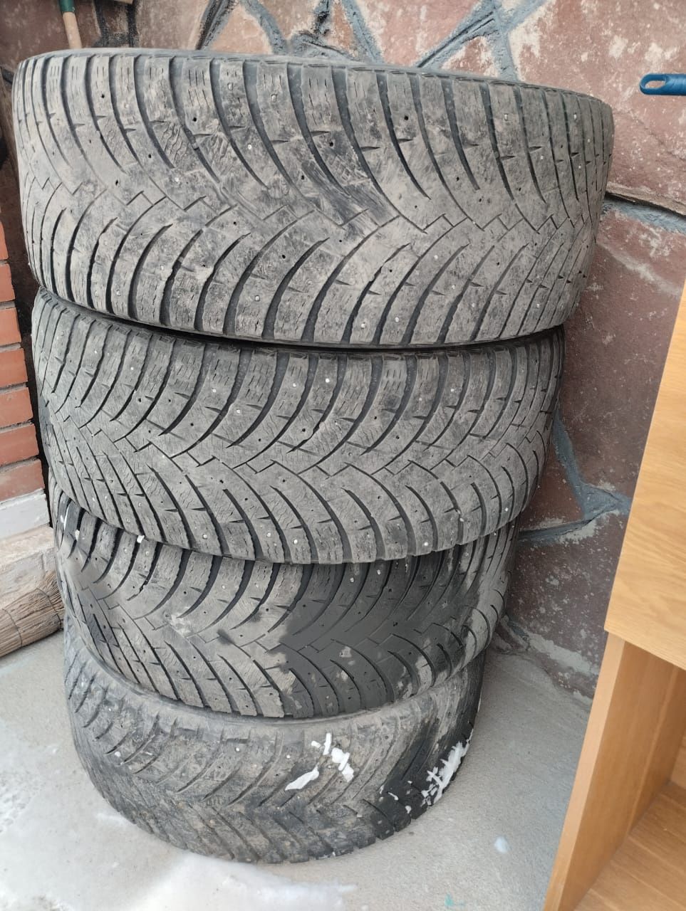 Продам резину 255/45 R20.