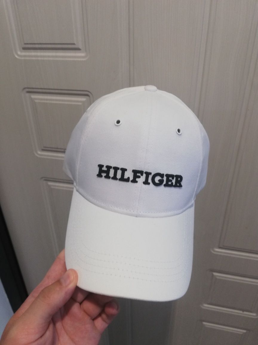 Продам белую кепку TOMMY HILFIGER новая